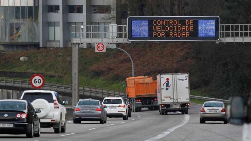 Vehículos circulando ayer por la autovía en dirección Porriño y antes de pasar por uno de los radares de control de velocidad. // R. Grobas