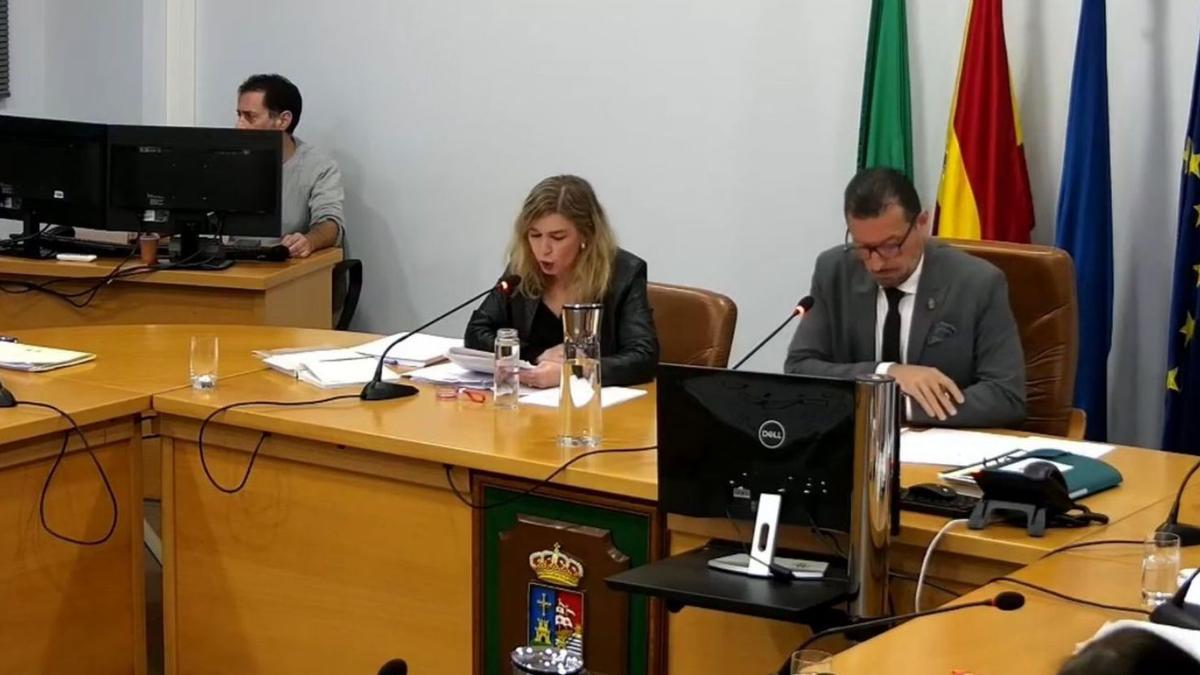 Eloy Alonso, junto a la secretaria municipal, durante un pleno.