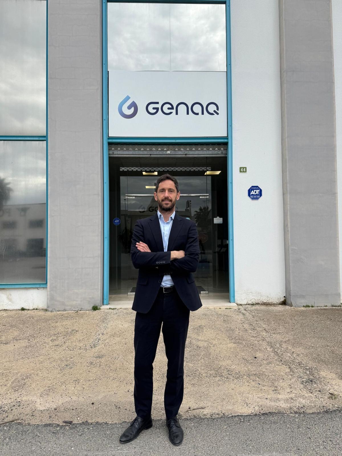 Carlos García, director de Genaq, en el exterior de las instalaciones en Lucena.