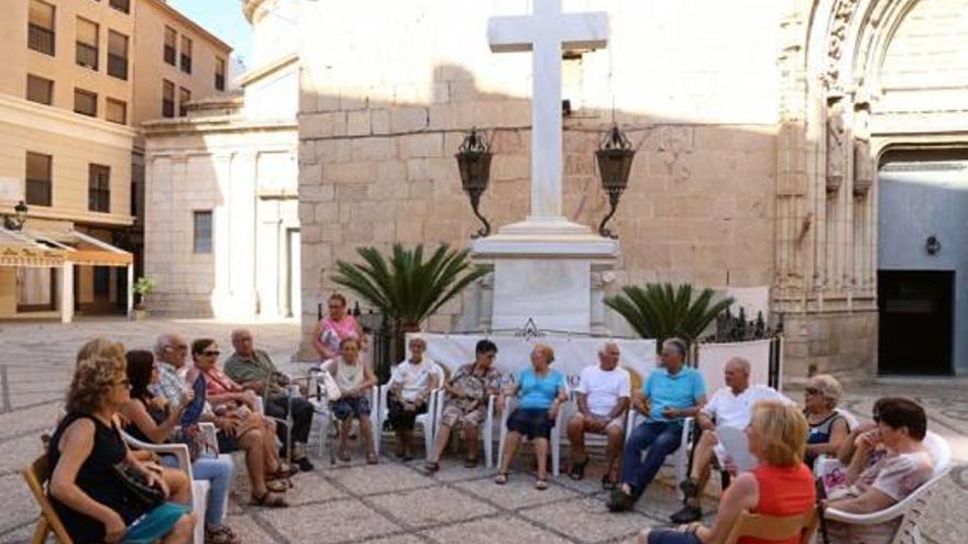 Imagen reciente de los custodios de la Cruz de los Caídos de Callosa.