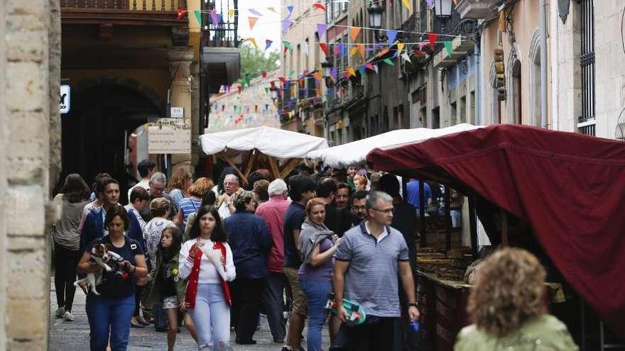 Público asistente al mercadillo organizado en el Festival Sol Celta del año pasado.