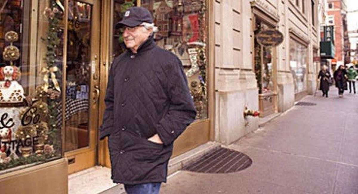 Madoff camina cap al seu apartament a Lexington Avenue, ahir, al quedar en llibertat.