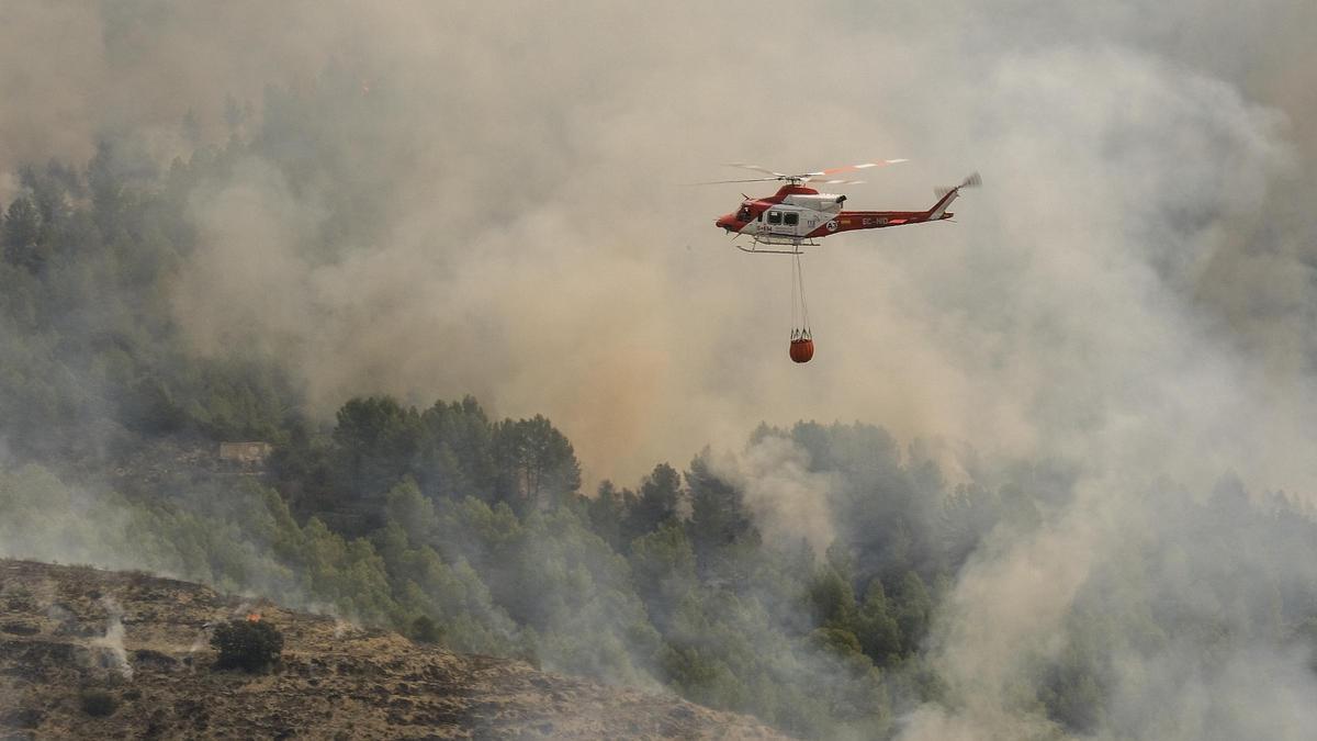 Un helicóptero en el incendio de Tàrbena.