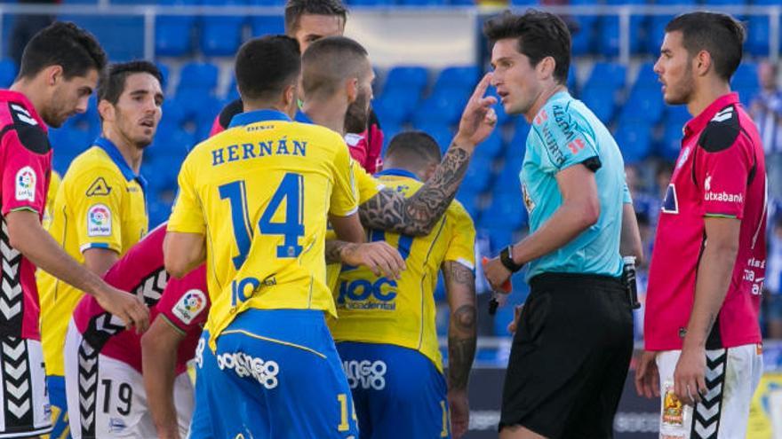 Livaja señala desafiante al árbitro mientras Hernán le sujeta.