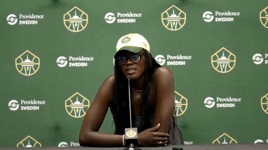 Así fue la presentación de Awa Fam con Seattle Storm