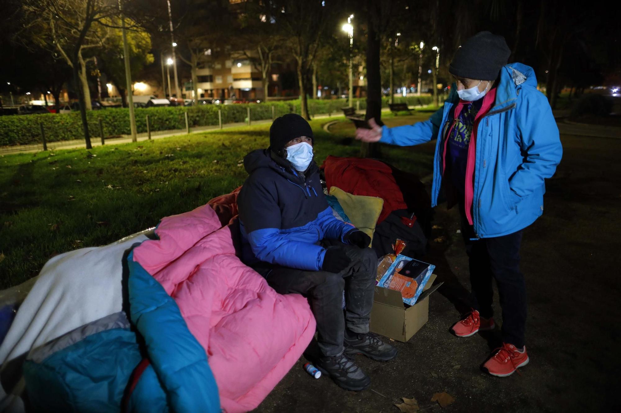 Amigos de la Calle reparte alimentos calientes y ropa para que las personas sin techo ganen la batalla a las bajas temperaturas