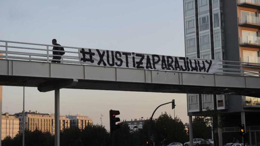 Pancarta colocada la pasada semana en una pasarela peatonal.