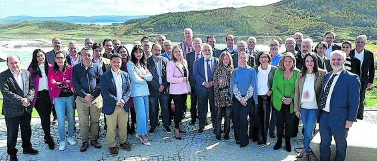 Foto de familia de los participantes en la reunión anual del Foro Económico de Galicia, en Muxía.