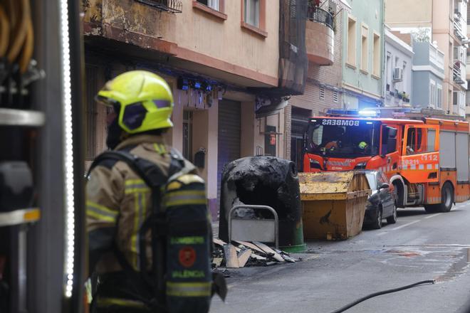 Un incendio en Mislata desata una gran columna de humo