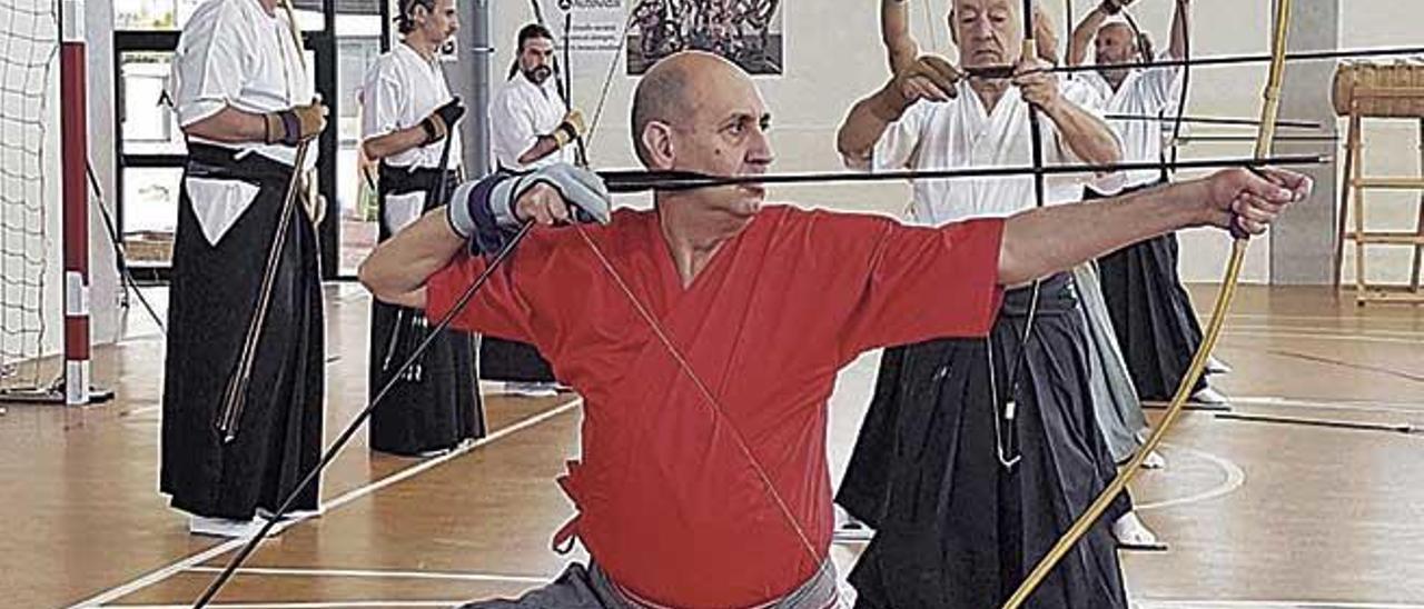 El mallorquín Josep Miró Camps en el proceso de concentración máxima del tiro del kyudo.