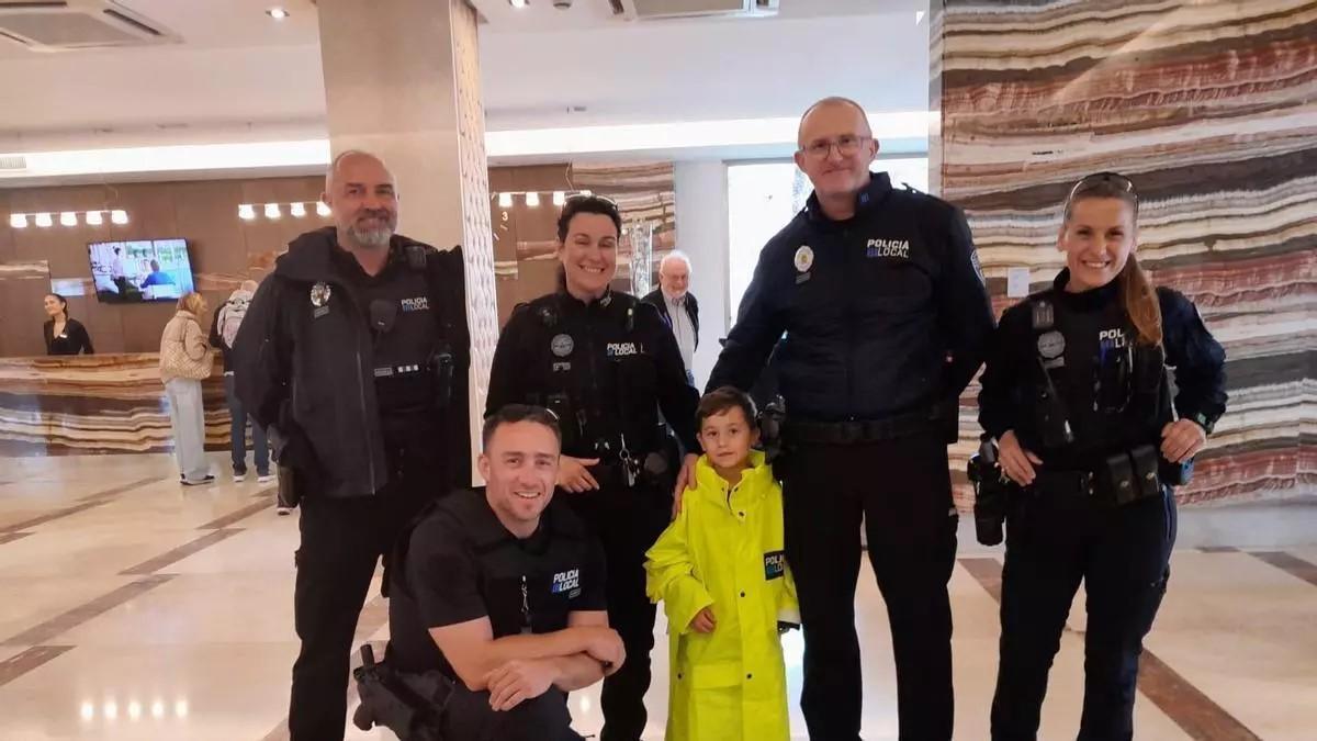 Der siebenjährige Junge mit den Beamten der Ortspolizei.