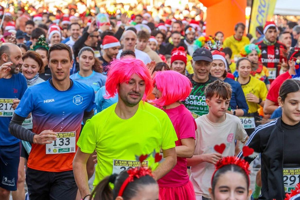 Cambados despide el año con miles de pisadas... y disfraces navideños