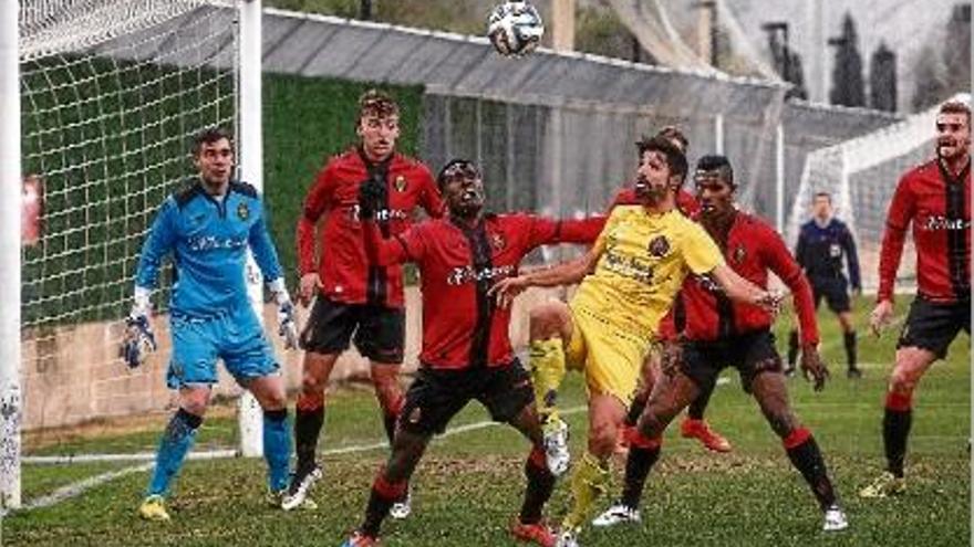 Carlos Martínez, envoltat de jugadors del Mallorca B, intenta arribar a la pilota en una jugada d&#039;atac.