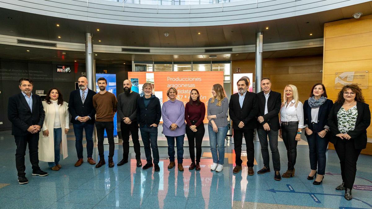 Foto de familia de los candidatos aragoneses a los Goya con los representantes institucionales.