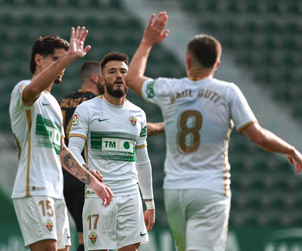 Los jugadores del Elche celebran un gol en un partido durante el parón del Mundial.