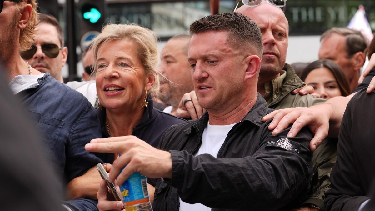 La Policía británica detiene en Heathrow a Tommy Robinson, el ultra que convoca las protestas contra la inmigración