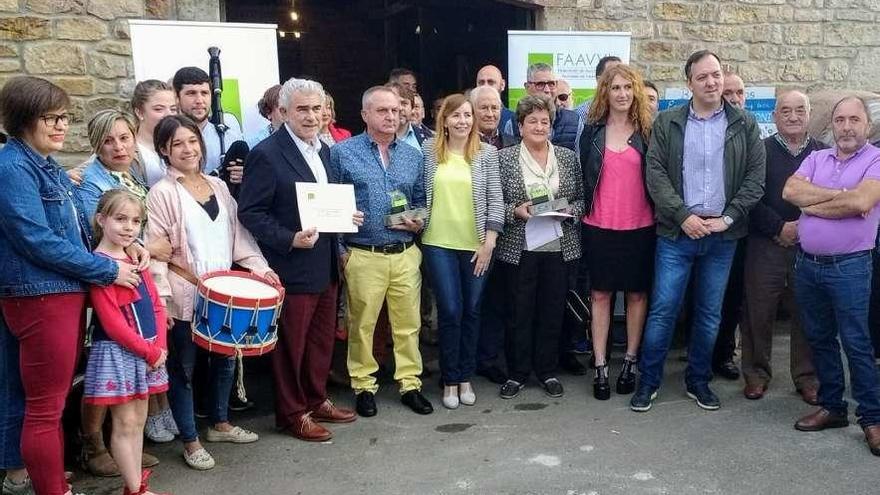 Los premiados posan con sus trofeos y con las autoridades locales.