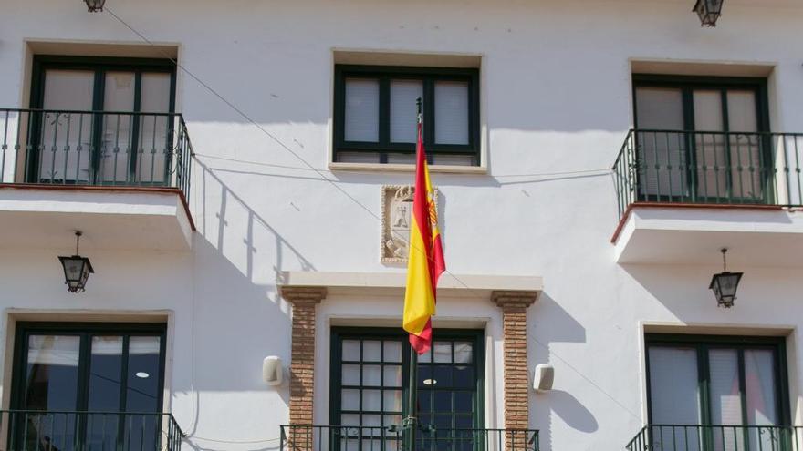 Concentración a las puertas del ayuntamiento de Torrox tras hallar el cadáver de una mujer de 44 años esta madrugada con heridas por arma blanca en una vivienda de esta localidad malagueña.