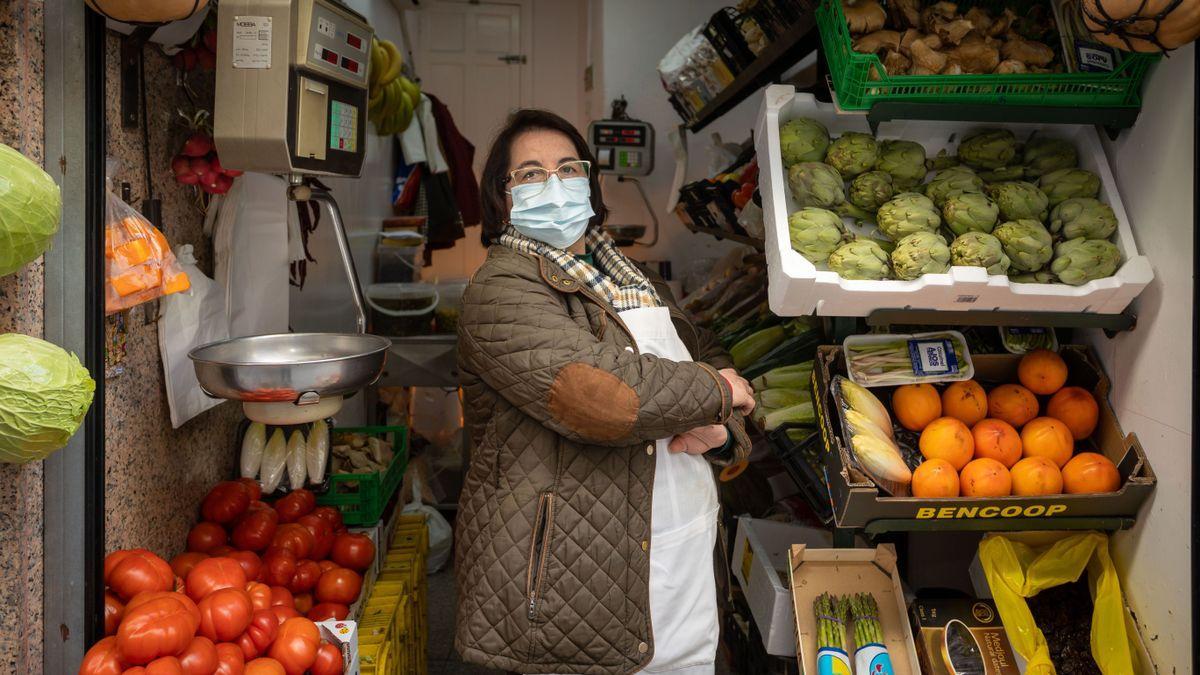 Abdona, en su frutería de la calle Santa Eulalia.