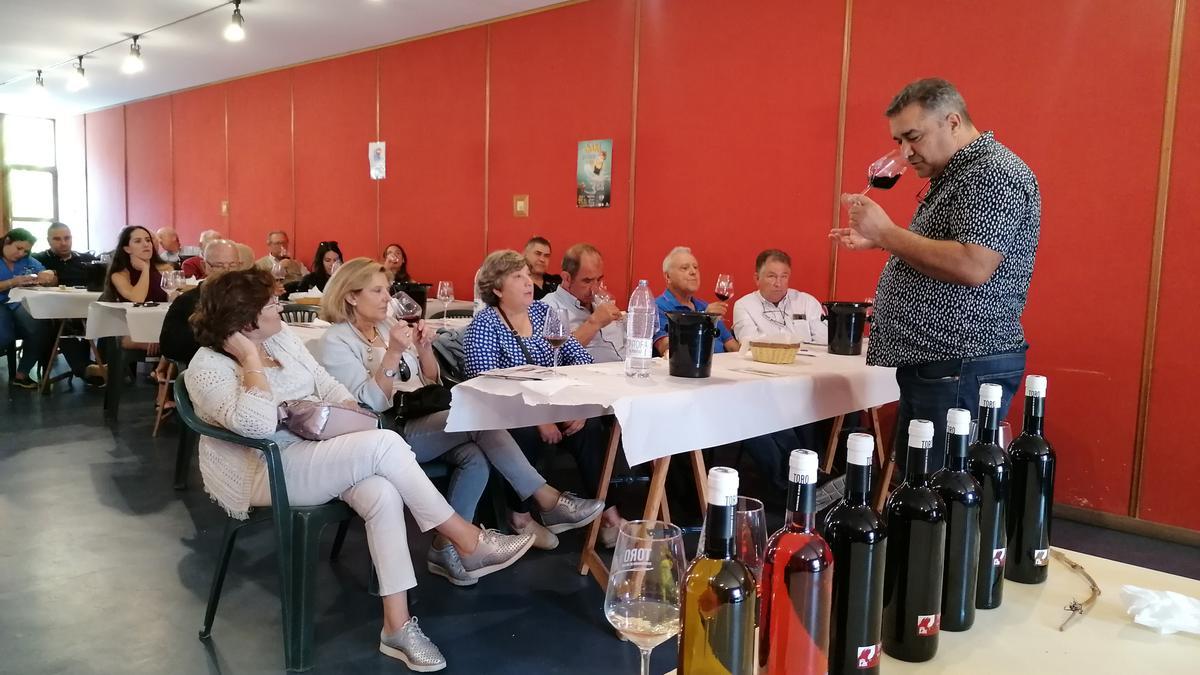 Carlos Gallego enseña a los participantes en la cata cómo apreciar los aromas del vino