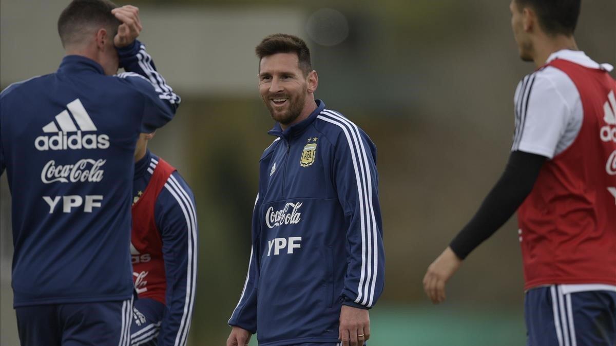 aguasch48399180 argentina lionel messi  c  attends a training session of the190601083543