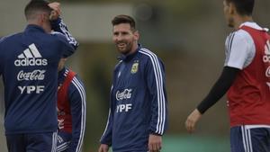 aguasch48399180 argentina lionel messi  c  attends a training session of the190601083543