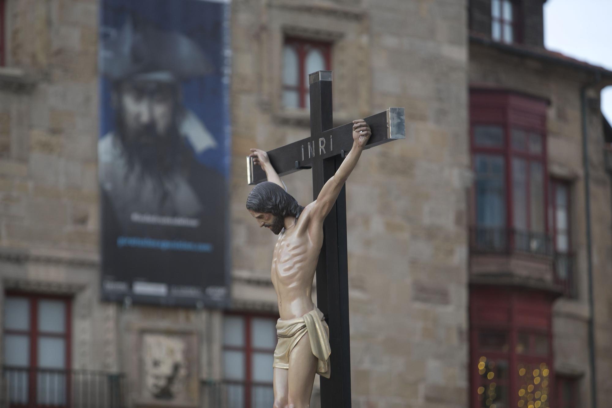 EN IMÁGENES: Gijón arropa al Cristo de los Mártires en su regreso a las calles