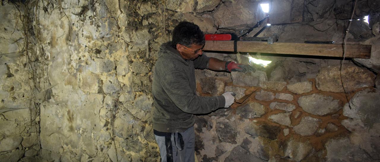 Las obras de restauración que se llevan a cabo en el interior del molino. |   //  FDV