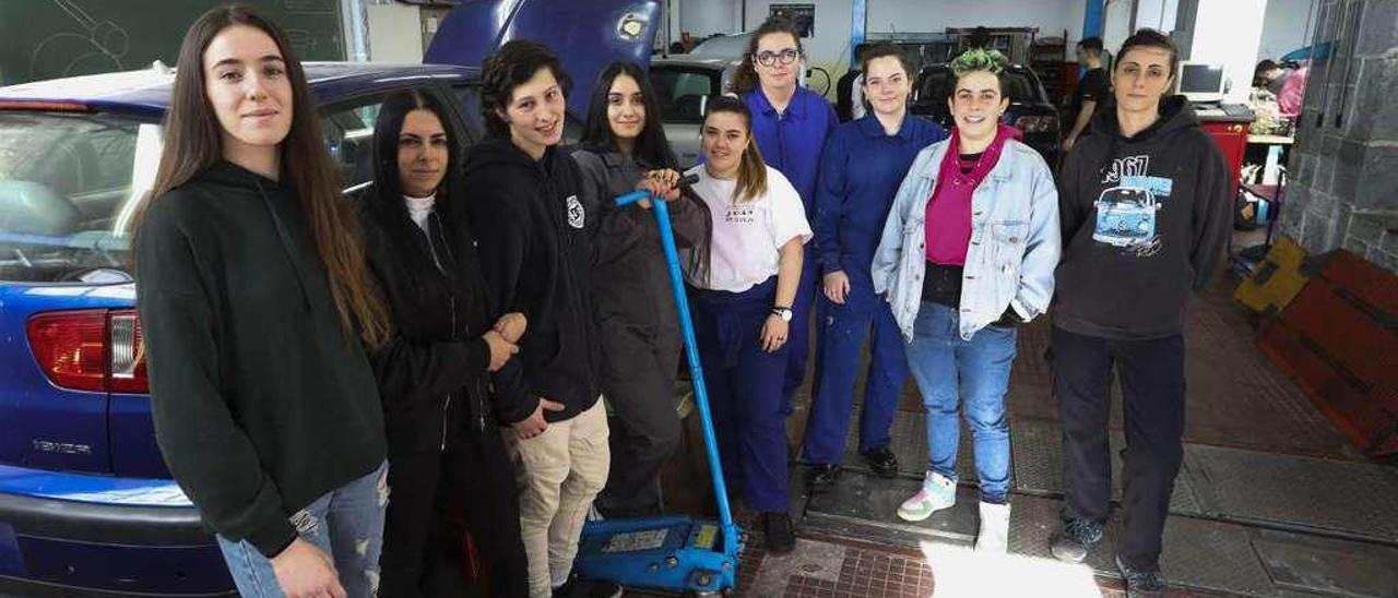 De izquierda a derecha, María Rivas, Paula Suárez, Noemí Bartolomé, Lucía Fidalgo, Jennifer Moreira, Aroa Gutiérrez, María Crespo, Clara Lozano y Claudia Lago, todas ellas alumnas de ciclos de la rama industrial en el centro integrado de FP de Avilés.