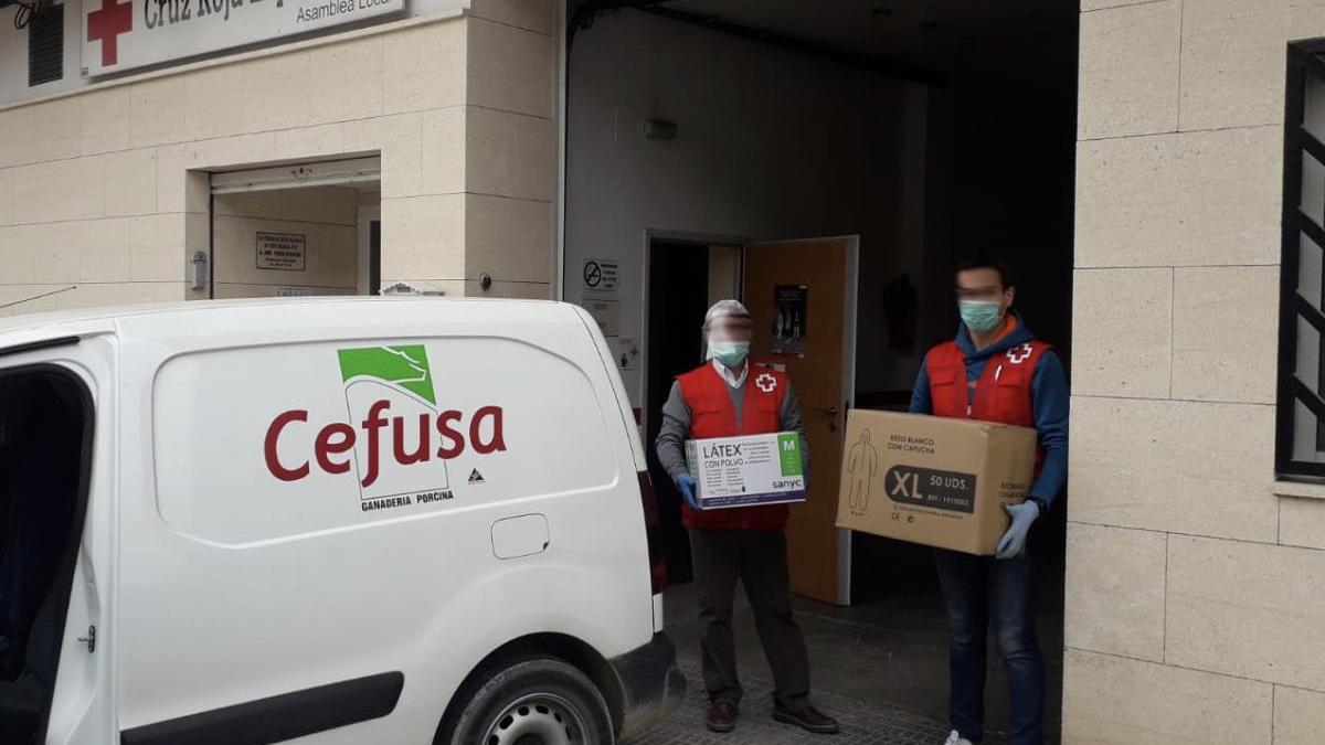 Cefusa hace entrega a Cruz Roja de material sanitario para el Hospital de Hellín.