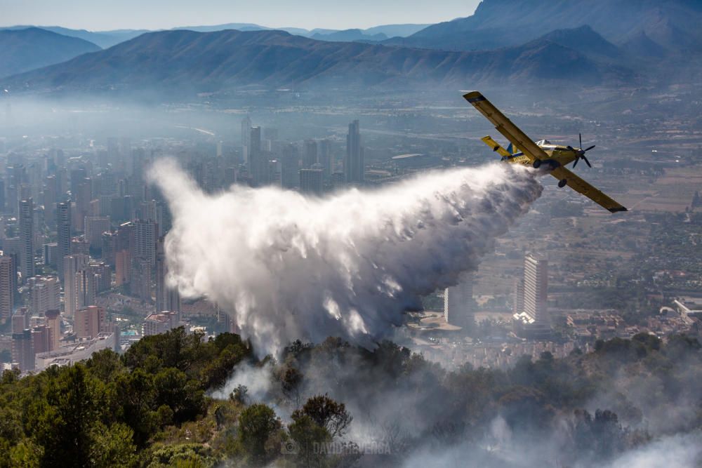 Los bomberos trabajan para sofocar un incendio en el parque de Serra Gelada