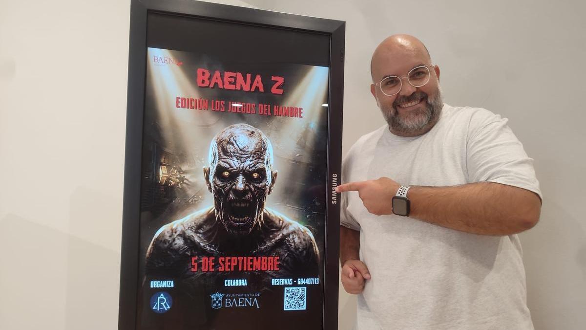 El concejal Domingo Castro muestra el cartel de la actividad juvenil 'Baena Z'.