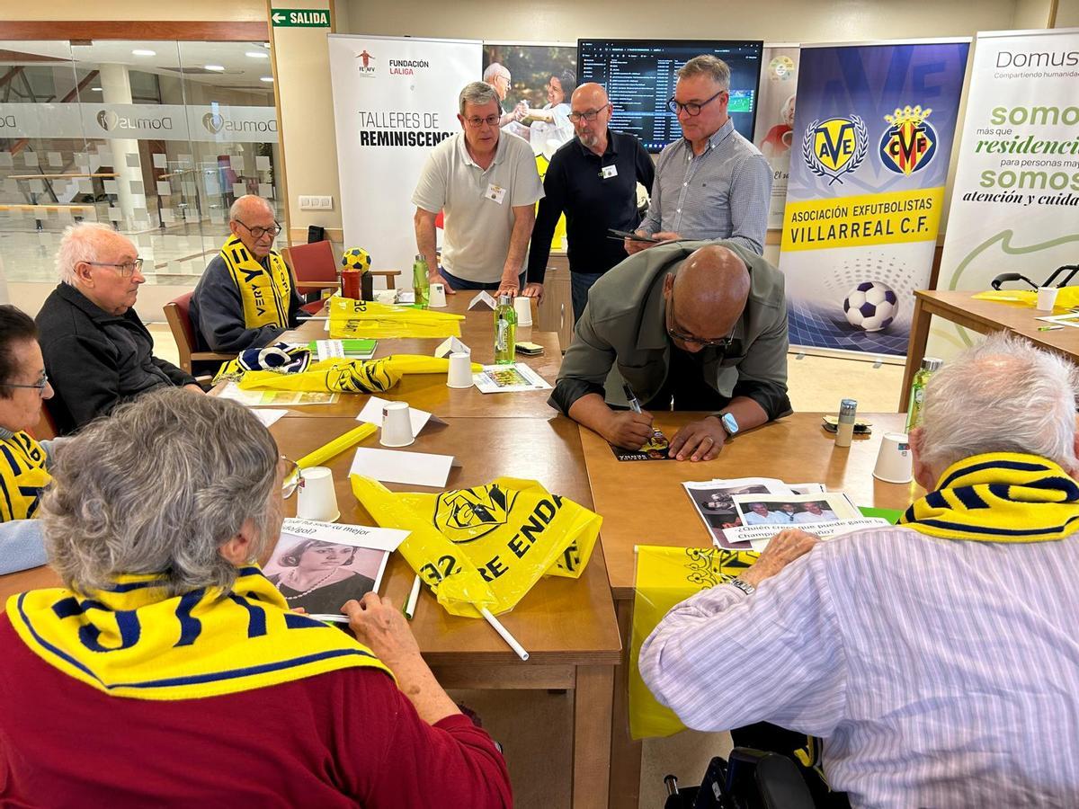 Marcos Senna firma un autógrafo.