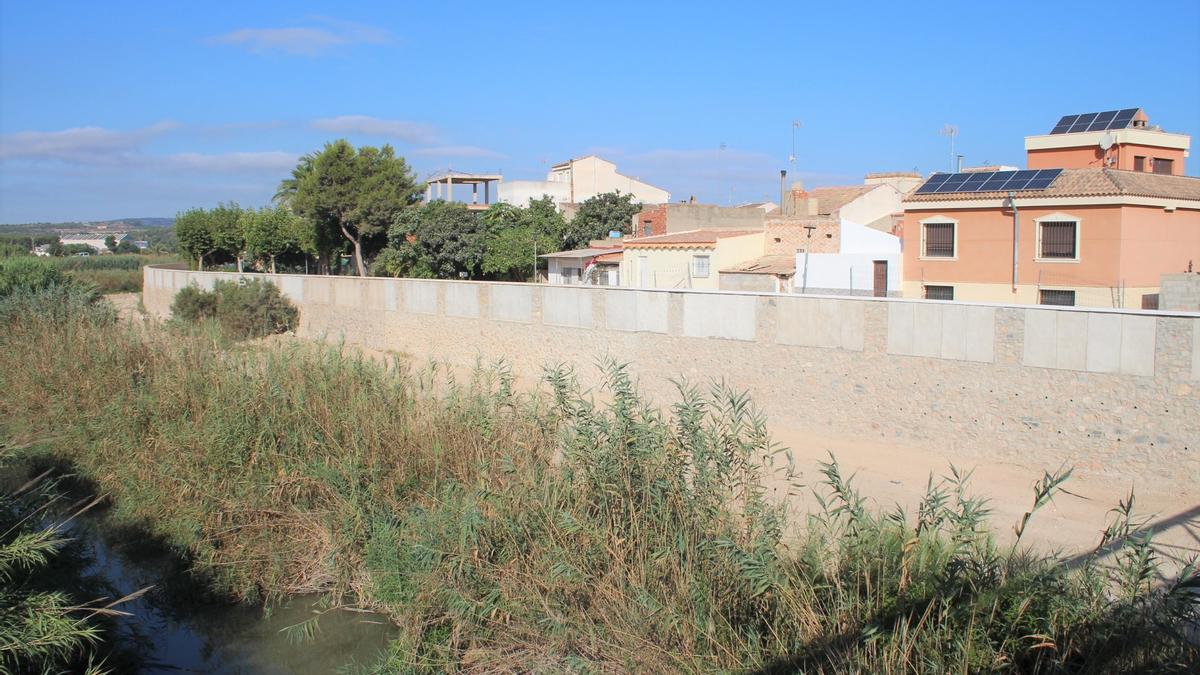 Muros reforzados en el cauce urbano del Segura a su paso por Formentera