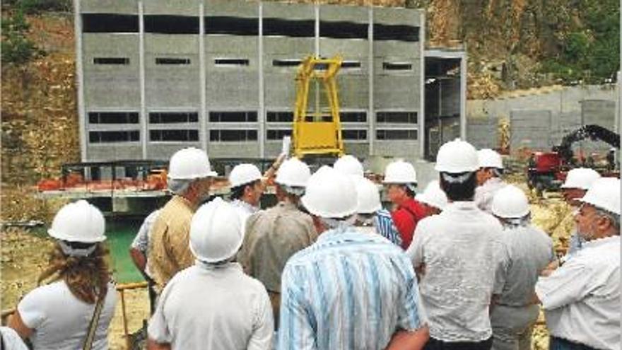 Regantes del Vinalopó observan la toma de Cortes en una imagen de archivo.