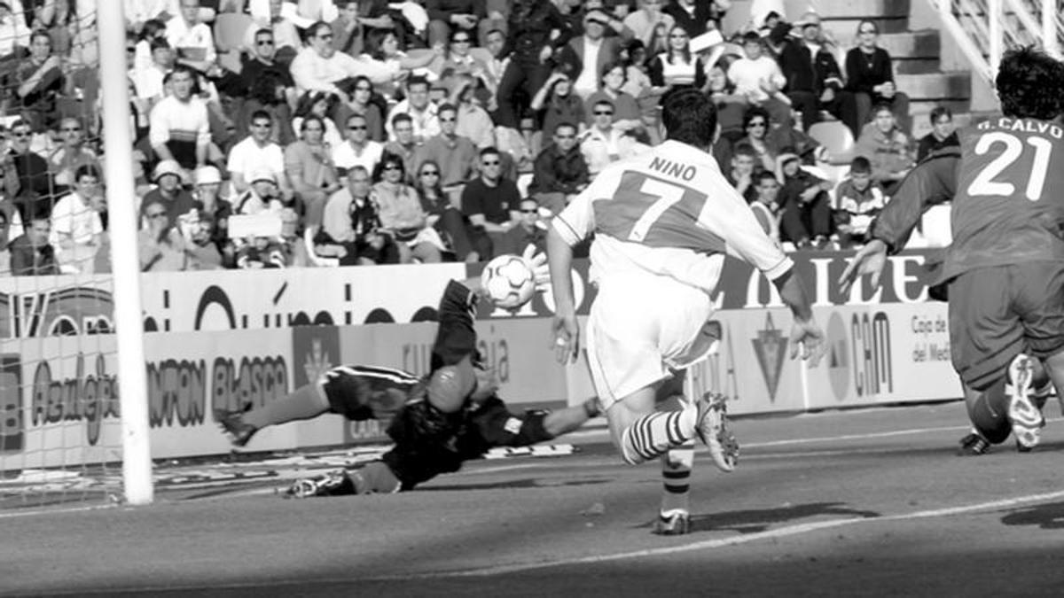 Nino, listo para batir al «Mono» Burgos en el 5-1 de 2002.