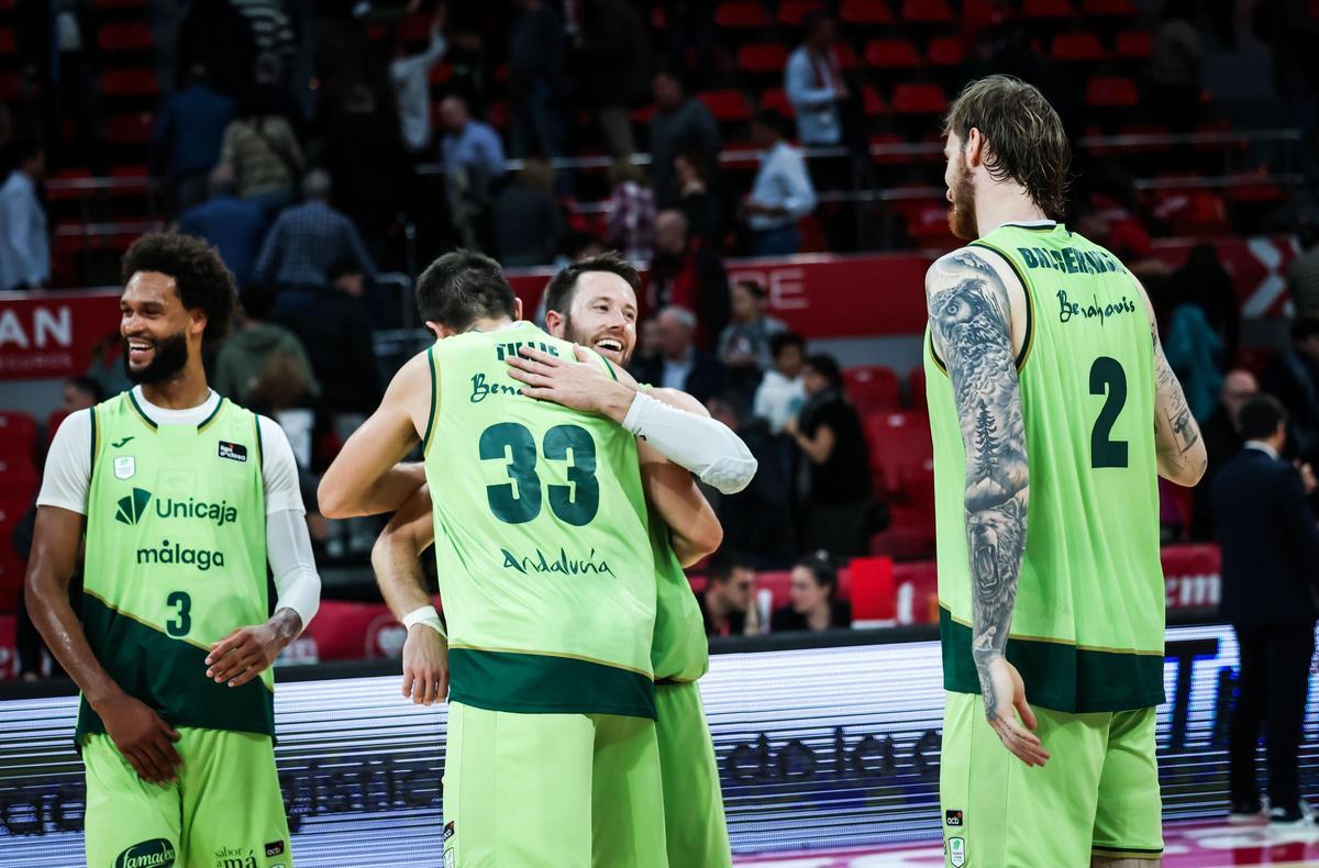 Los jugadores del Unicaja celebran la victoria de hace dos jurnadas en Zaragoza.