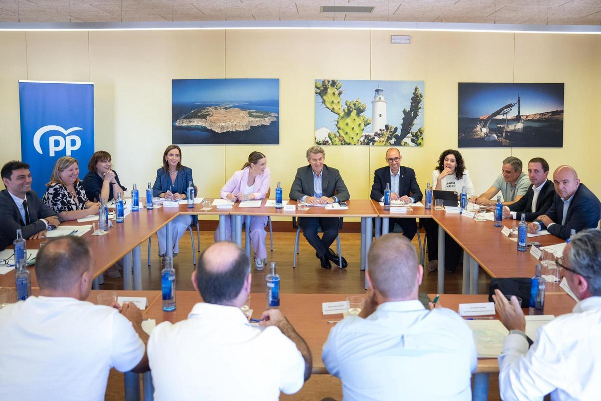 Un momento de la reunión en Formentera de los representantes de Guardia Civil y Policía Nacional con los políticos