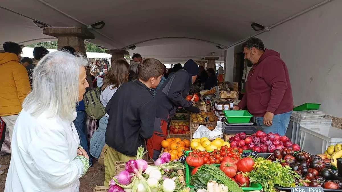 Mucha gente, aunque pocas ventas en el mercado dominical de Cangas de Onís