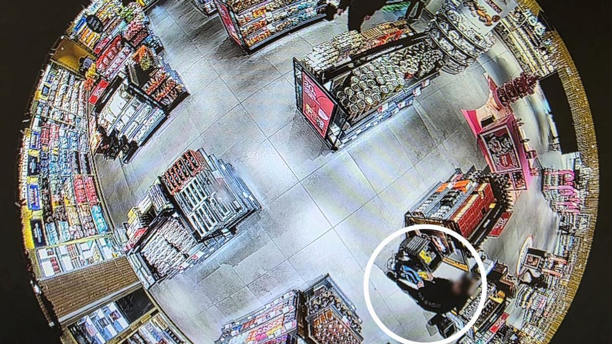 Imagen del detenido robando tabaco en el "duty free" del aeropuerto.