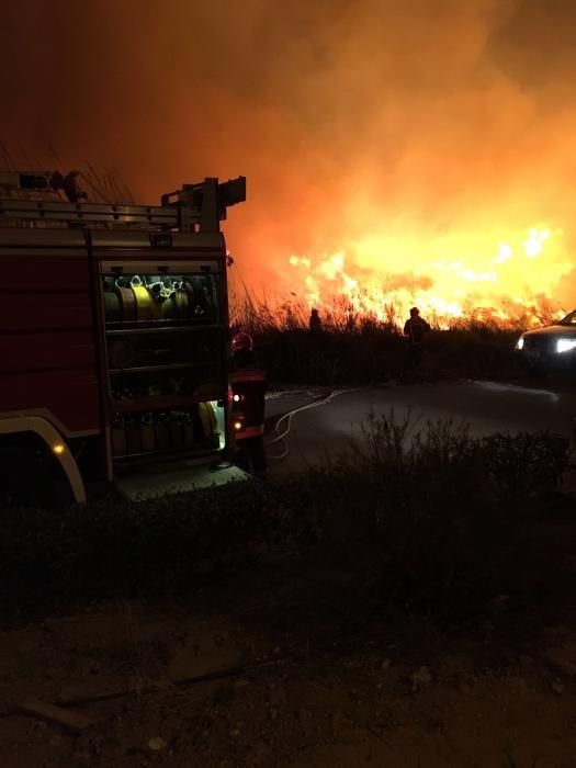 Un incendio obliga a desalojar el camping de Almenara