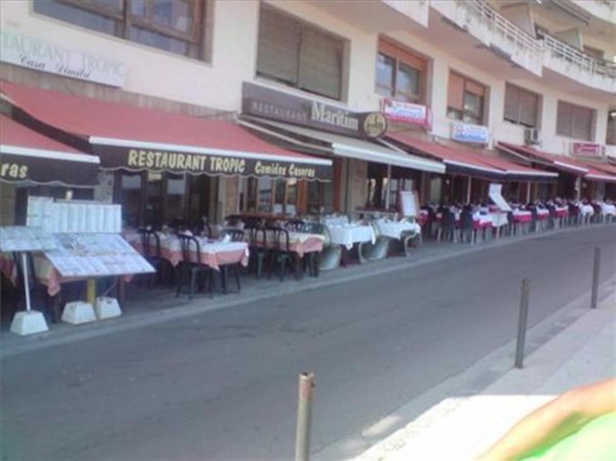 Vorera perillosa. La foto, feta a Tossa de Mar, mostra com l’Administració ignora la normativa de voreres. Veient aquest espai reservat per caminar ple de taules de restaurants, els drets dels vianants no existeixen. Imaginem que a un comensal se li cau una forquilla i, a l’ajupir-se per collir-la, passa un vehicle. És tan perillós com inadmissible.