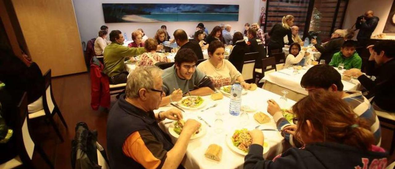 Los vecinos realojados, ayer al mediodía comiendo en el Hotel México de Vigo. // A. Irago