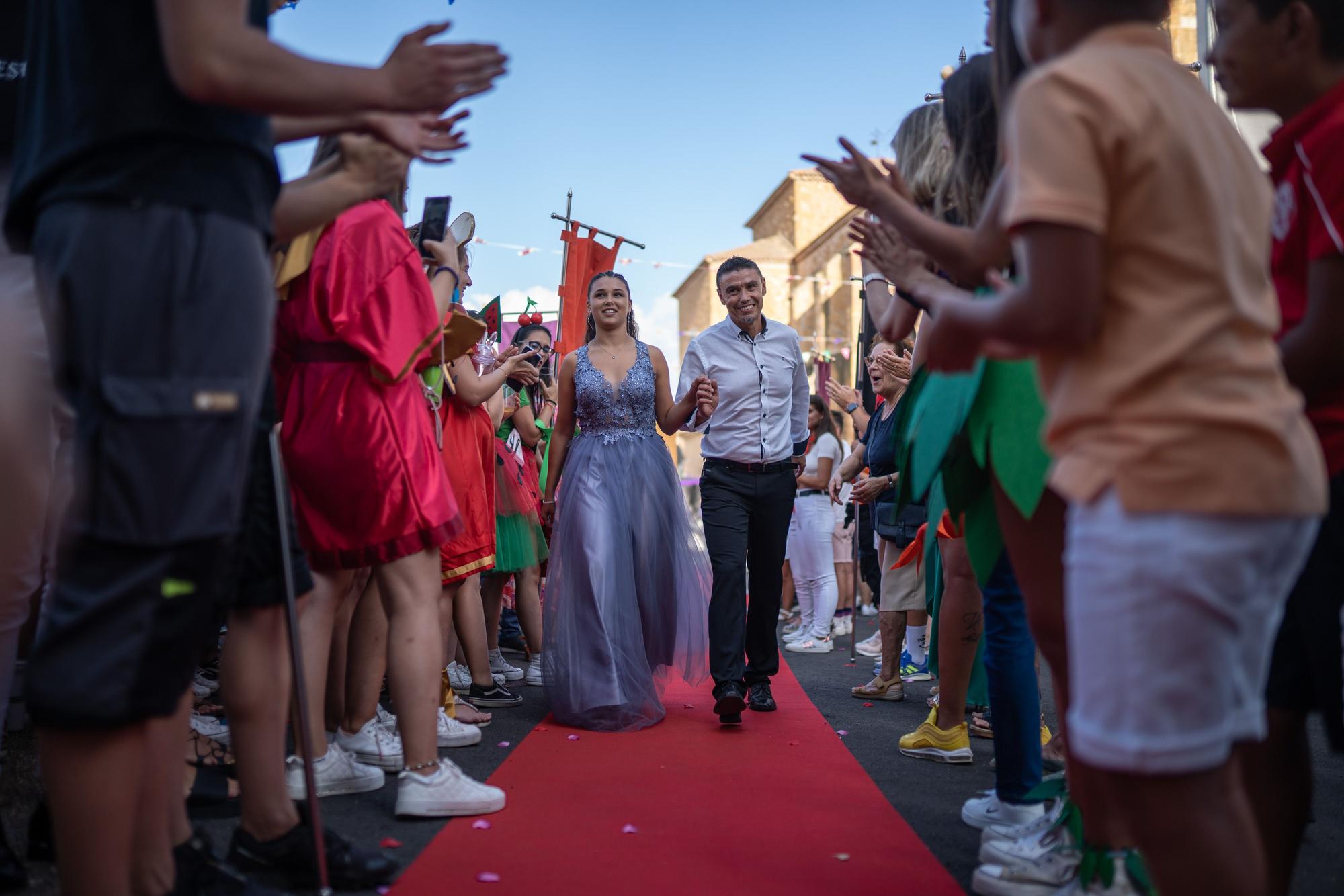 GALERIA | Coreses abre sus fiestas con las reinas y las carrozas