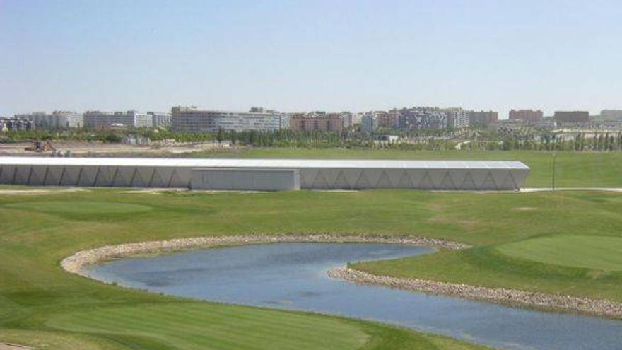 El campo de golf está listo a la espera de la licencia