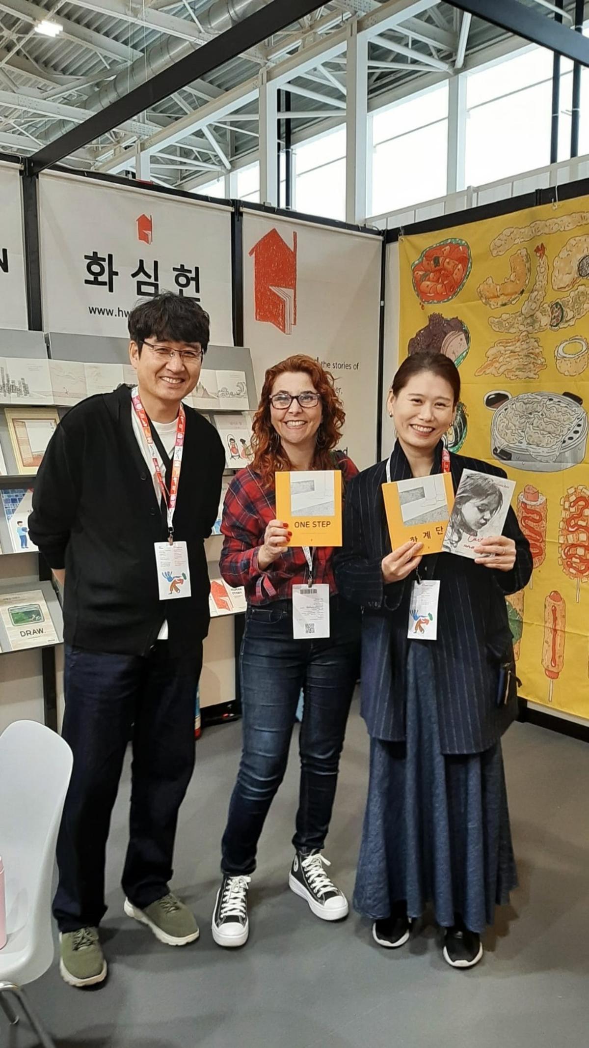 En la Feria Internacional del Libro de Guadalajara tuvo lugar el encuentro y posterior trato para traducir 'Un paso' del coreano al castellano.