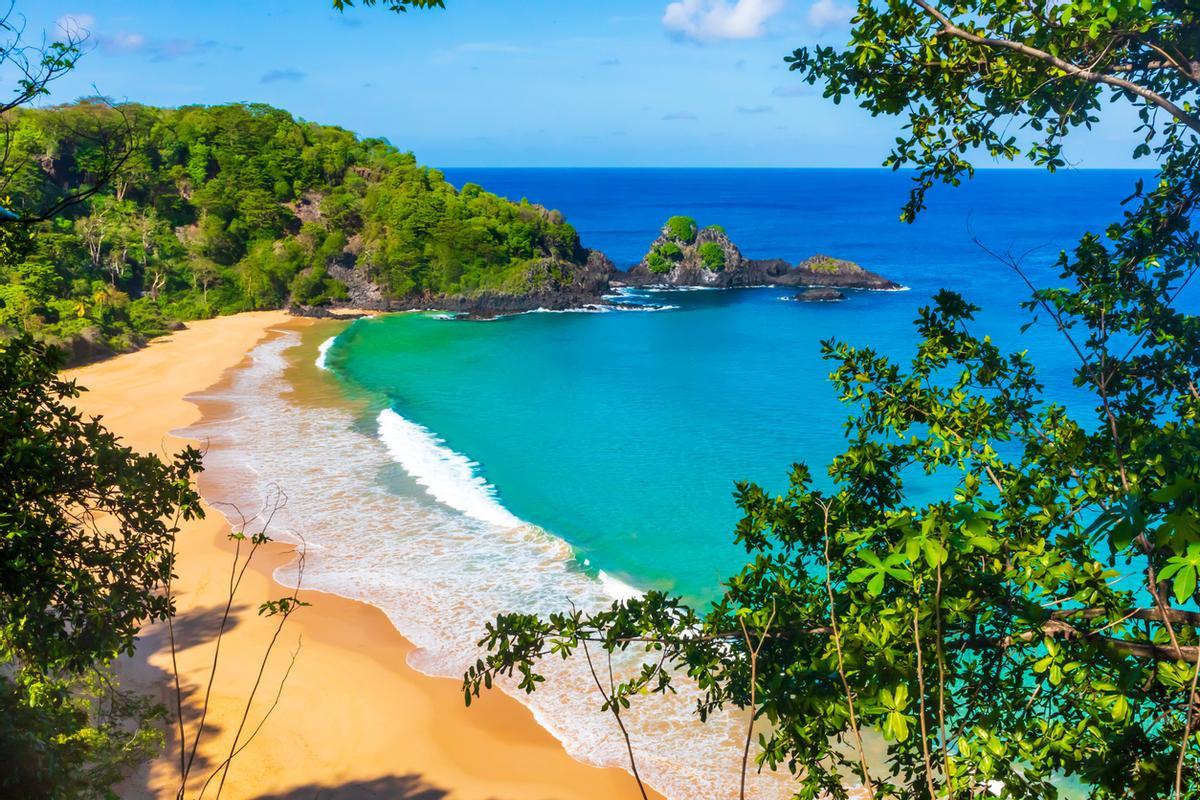 La Baía do Sancho, ubicada en el archipiélago de Fernando de Noronha, Brasil, ha sido elegida repetidamente como la mejor playa del mundo