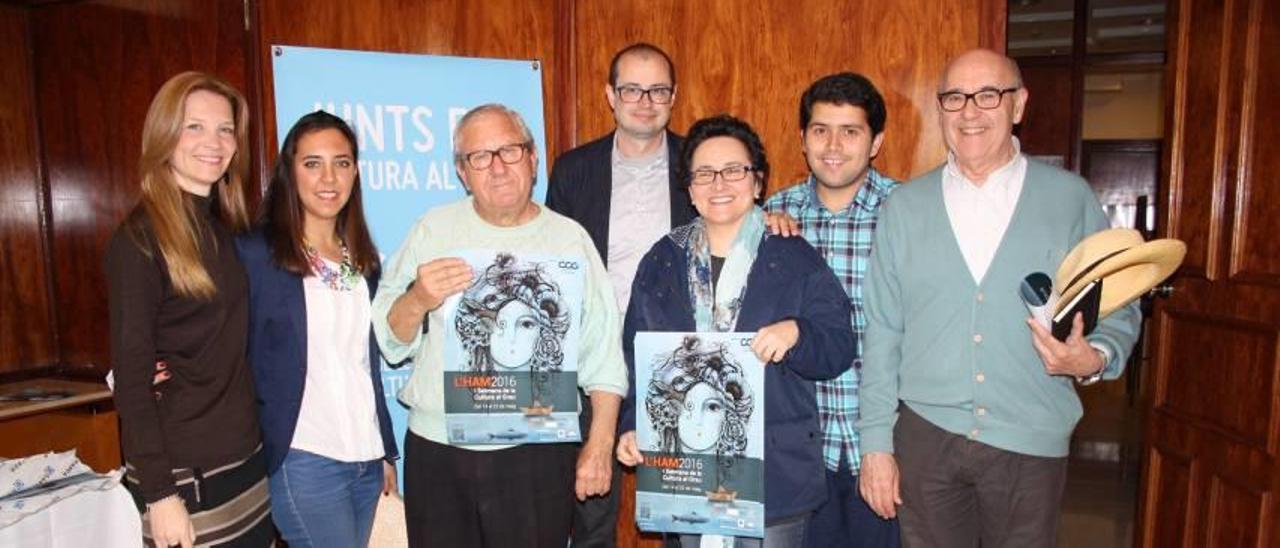 En la fotos superior, un momento de la presentación de L&#039;HAM. Abajo, los representantes de los seis colectivos de CCG.