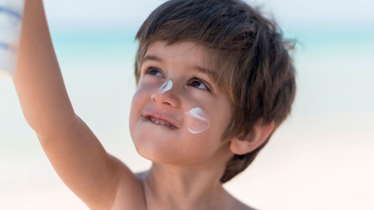 Las cremas solares más efectivas contra el cáncer de piel según la OCU