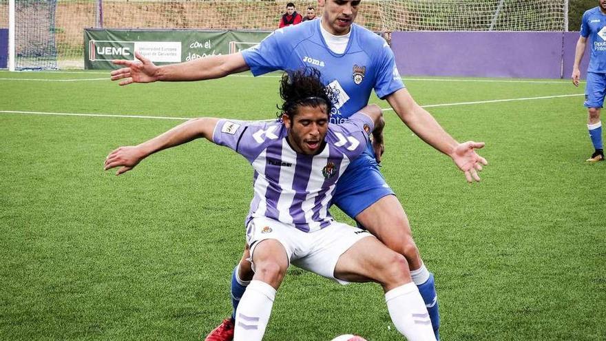 David Castro presiona a un rival del Valladolid en el encuentro del domingo. // Área 11